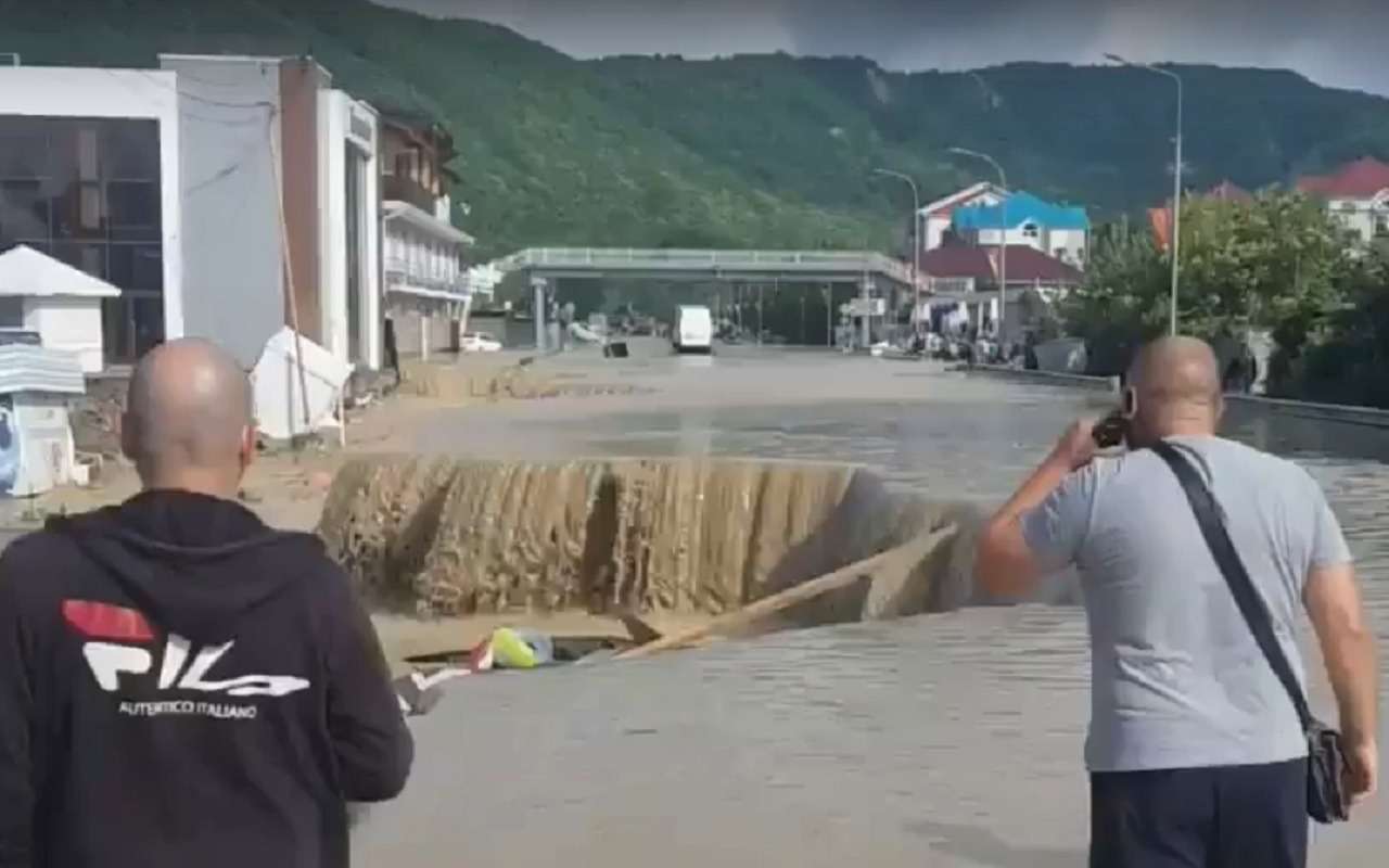 Дорога Джубга — Сочи: ливень полностью смыл асфальт в море