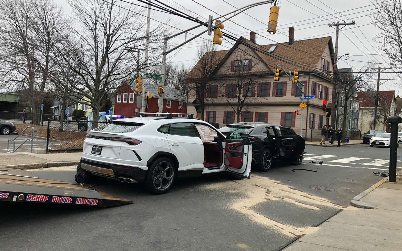 Дети украли два Lamborghini Urus у дилера и разбили их друг о друга