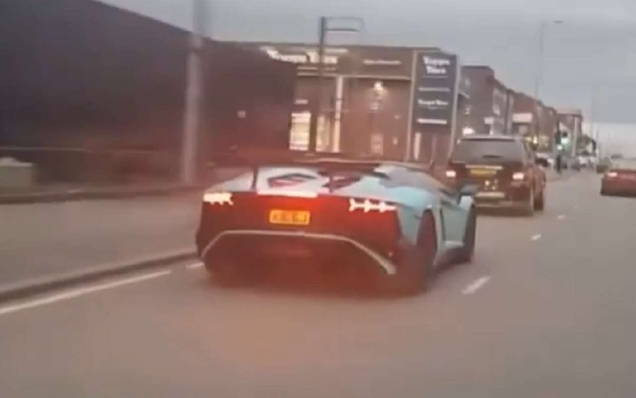 Водитель на малолитражке врубился в Lamborghini и сбежал (видео)